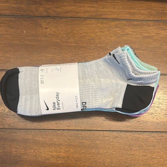 NWT NIKE EVERYDAY LIGHTWEIGHT DRI-FIT NO SHOW SOCKS - Picture 2 of 4